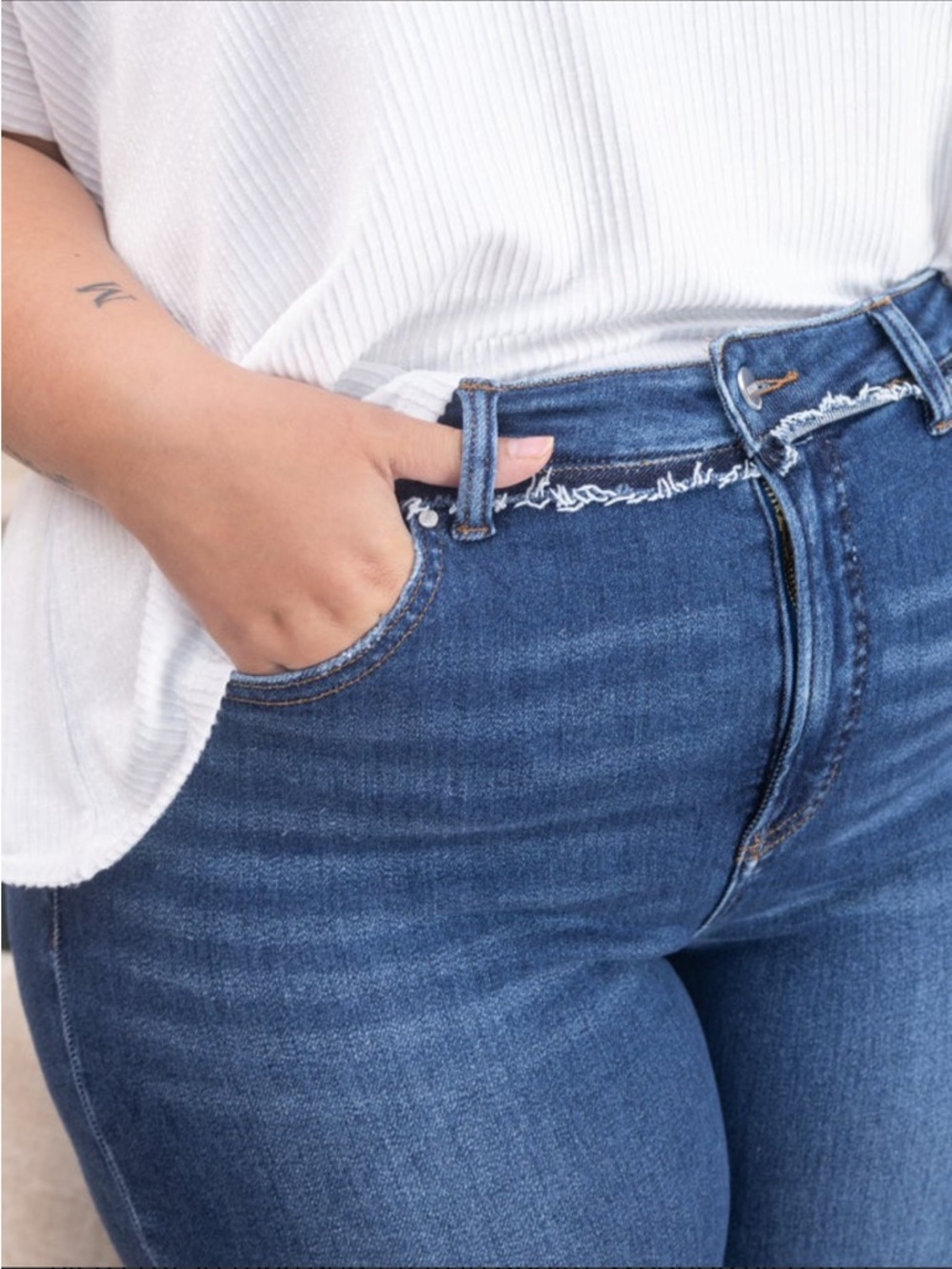 Risen High-Rise Frayed Waist Jeans 9/29